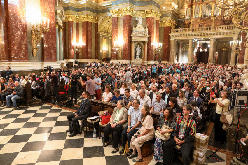 Érszegi Márk a szeptember 6-i Afrika-napon a Szent István-bazilikában a jobb padsor előtt ül, középről az első széken