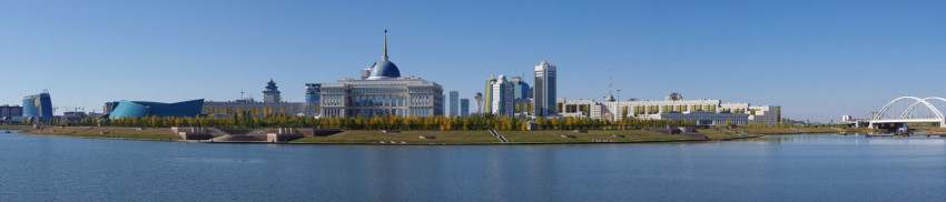 Nur-Szultan panorámafotója a kazah parlamenttel