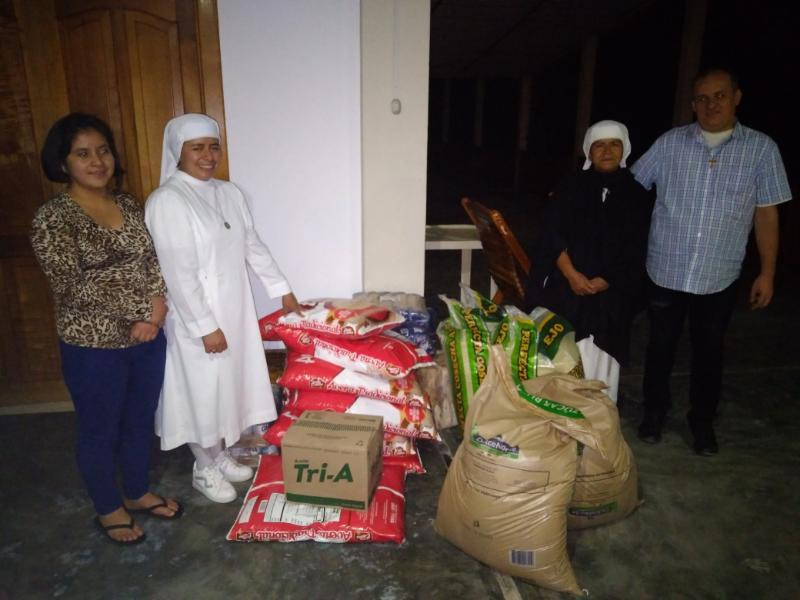 A chontabambai nővérek átveszik az adományokat az általuk fenntartott idősek otthona lakói számára