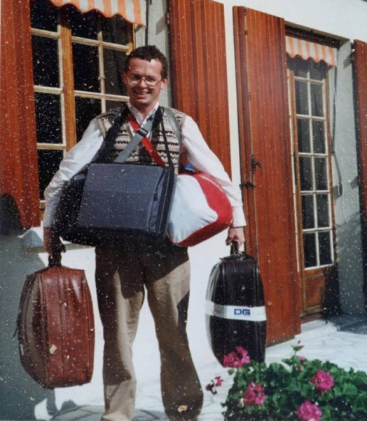 1995.  Dr. Hardi Richárd Franciaországból indul Afrika szívébe, hogy emberek ezreinek visszaadja látásukat. A fekete táskában oftalmoszkópot visz a vizsgálatokhoz, mert az akkori Zairéban nincs ilyen.