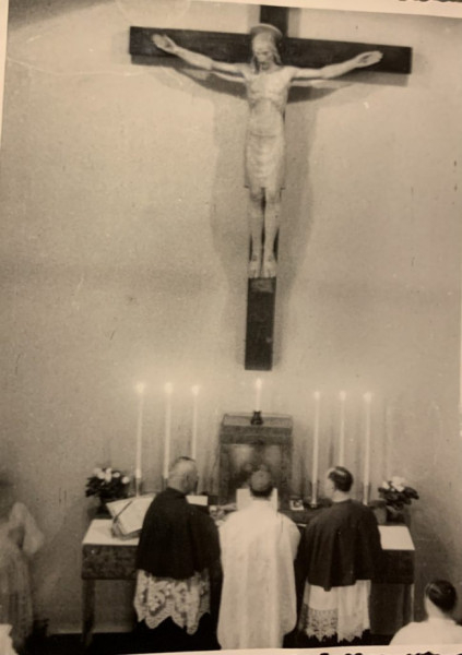 Márton Áron püspök még a régi oltárnál misézik (1939)