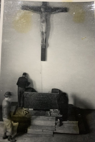 Az új oltár felállítása 1942 áprilisában