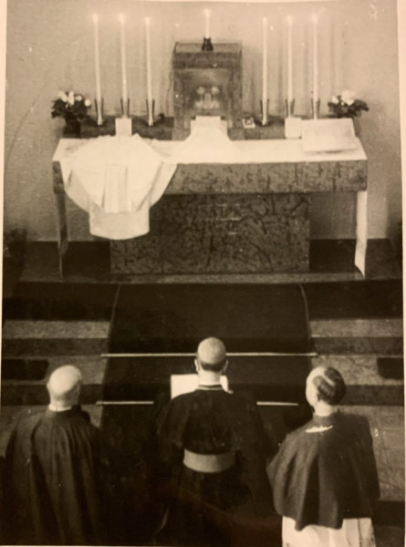 Márton Áron püspök az új oltár előtt