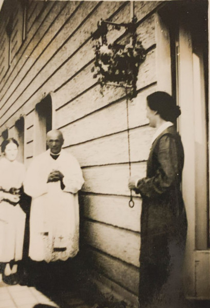 Házszentelés az anyaházban. A bejáratnál volt az alkalomra feldíszített kisharang