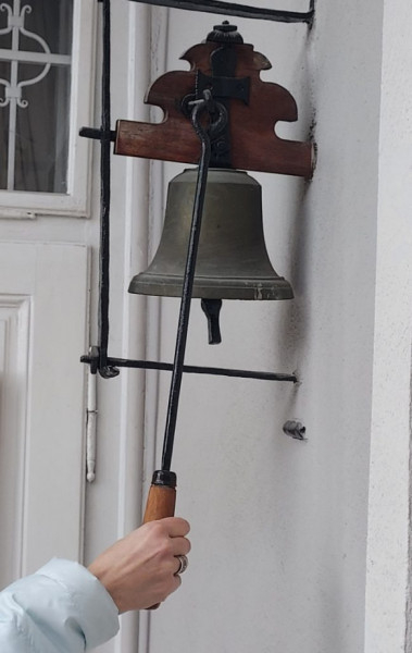 A kisharang ma a Szent Mihály-plébánia belső udvarán, az emeleti folyosón hív imára