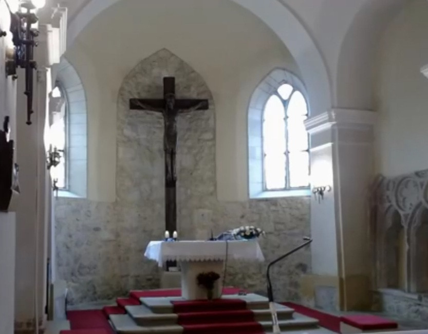 A kereszt ma a szászfenesi templomban látható.