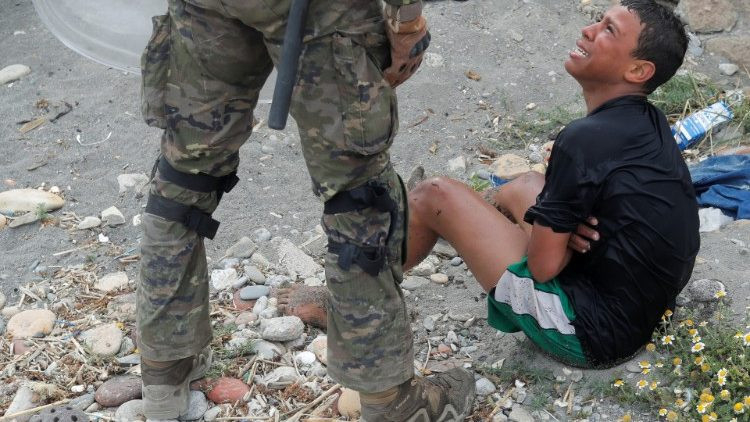 Ceutába úszva megérkező marokkói fiúnak próbál segíteni egy spanyol katona.