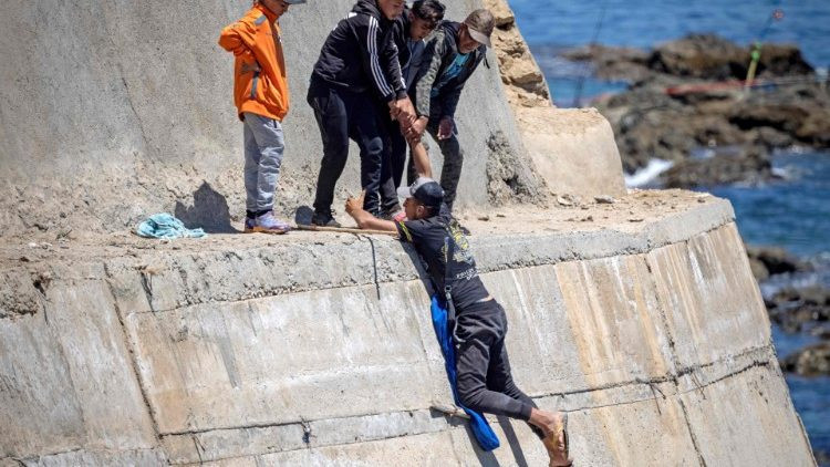Kiskorú migránsok a Marokkót és a ceutai spanyol enklávét elválasztó határon.