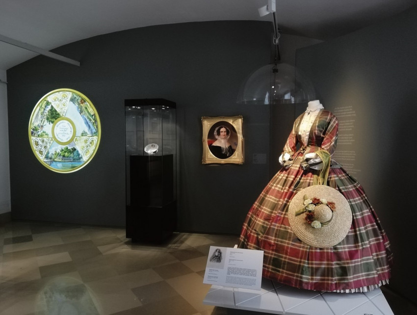 Kockás selyemruha rekonstrukciója, a háttérben Zsófia főhercegné portréja