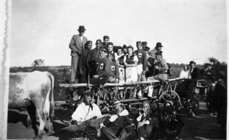 Farsangi alakoskodók szekéren az álmenyasszonnyal/álvőlegénnyel