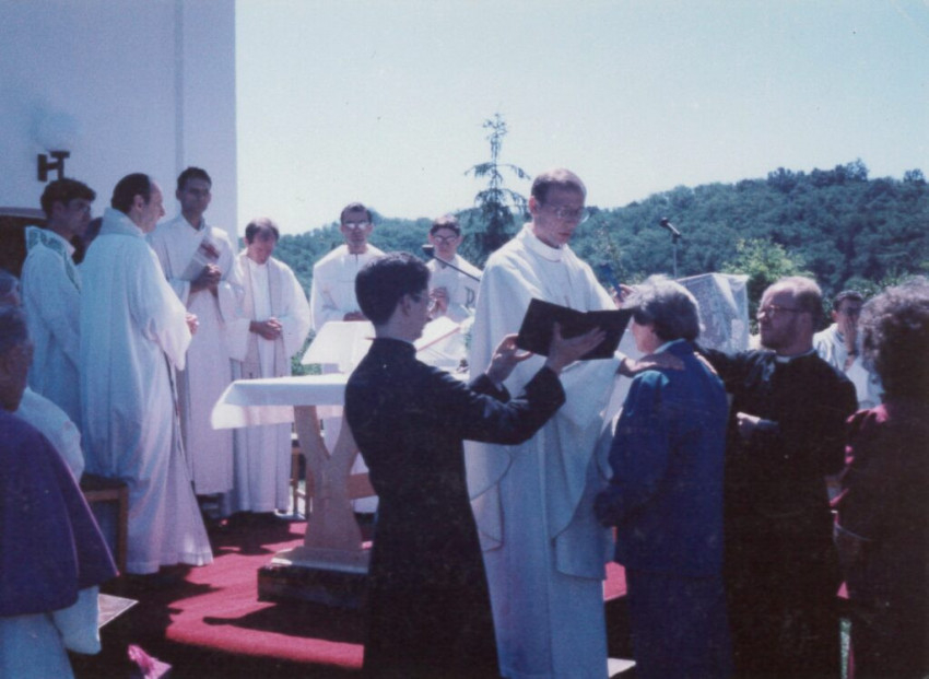 Palánki Ferenc pappá szentelését követően, az első szentmiséjén újmisés áldást ad édesanyjának; Csesztve, 1994