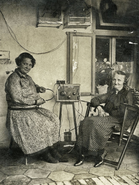 Rádiózó nők 1932-ben. Forrás: Fortepan/Morvay Kinga