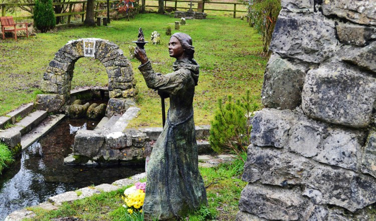 Szent Brigitta kútja Kildare-ben,  Annette McCormack szobra