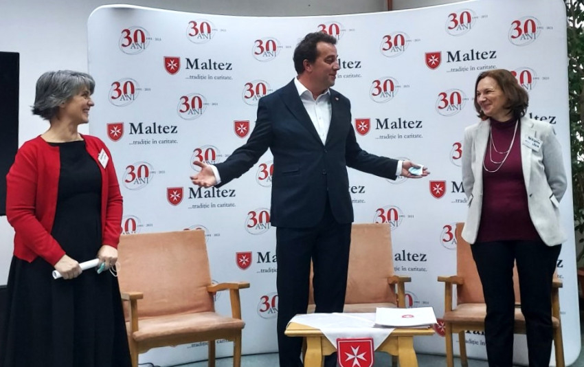     Tischler Ferenc, az Alzheimer Cafét szervező Máltai Szeretetszolgálat főtitkára (középen) és a két házigazda: Madaras Katalin pszichológus (balról) és Berszán Lídia egyetemi tanár (jobb oldalt).