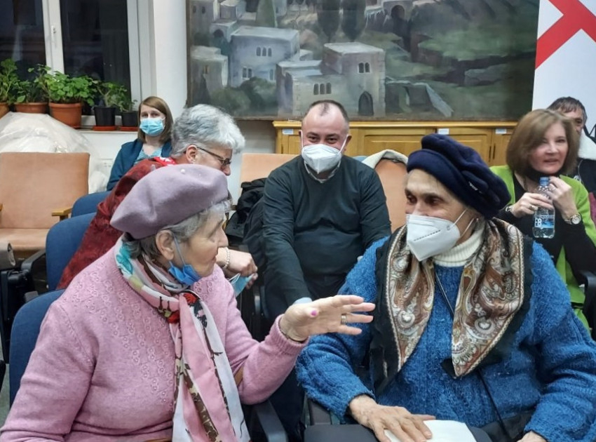 Az érdeklődők a járványügyi intézkedések betartásával, maszkot viselve ültek a rendezvényre érkezettek a teremben.