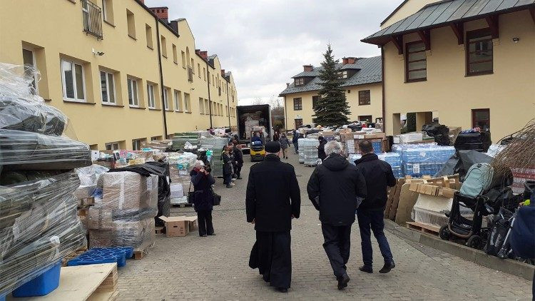 Krajewski bíboros hétfőn egy lengyel befogadóközpontba érkezett. 