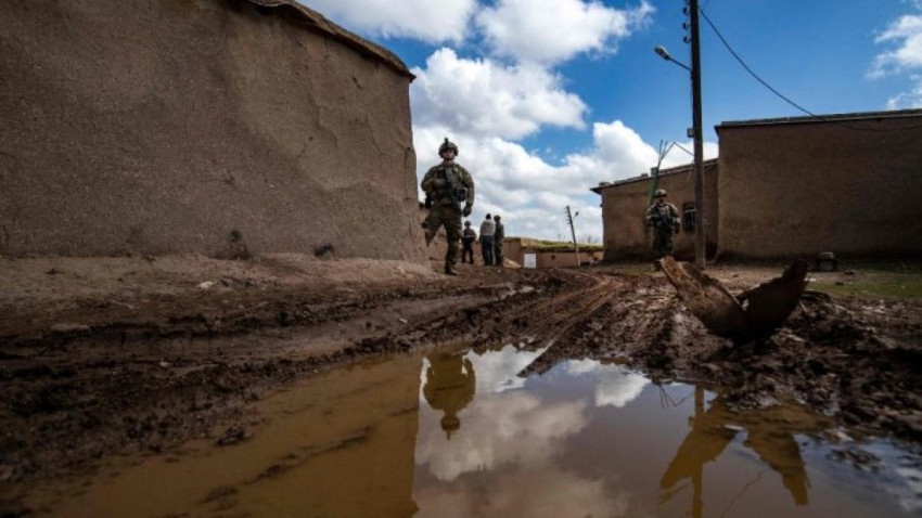Amerikai katonák járőröznek Al-Qahtaniyah városában Szíria északkeleti Haszakeh tartományában, a török határ közelében.