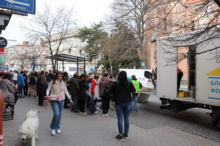 Munkács főterén: az adományokért áll a sor