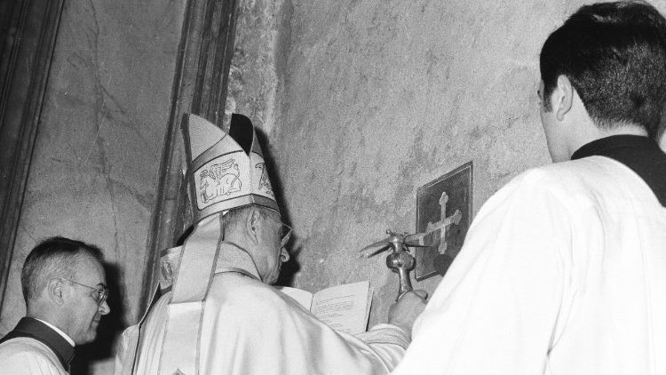 VI. Pál pápa megnyitja a szentévet 1975-ben.