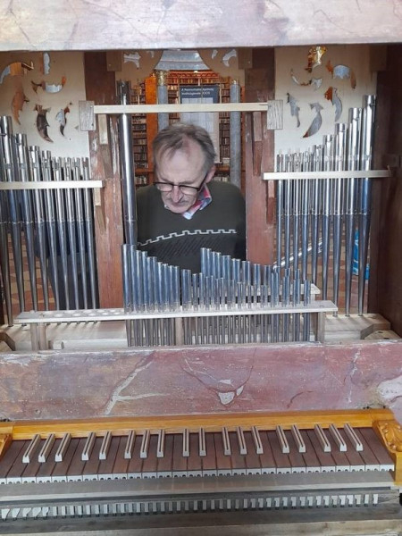 A felújított orgona összeállítása