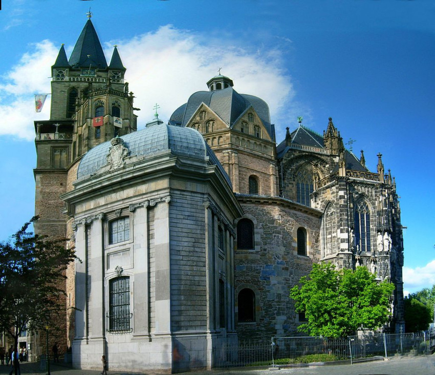 Az aacheni magyar kápolna a dóm előterében (Fotó: Wikimedia Commons)