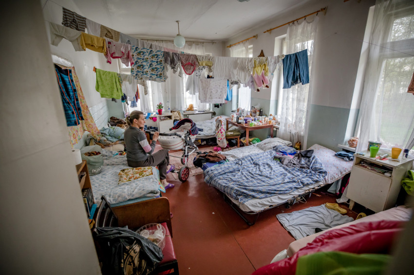Száradnak a kimosott ruhák a menekülteket befogadó központtá alakított kórházépületben