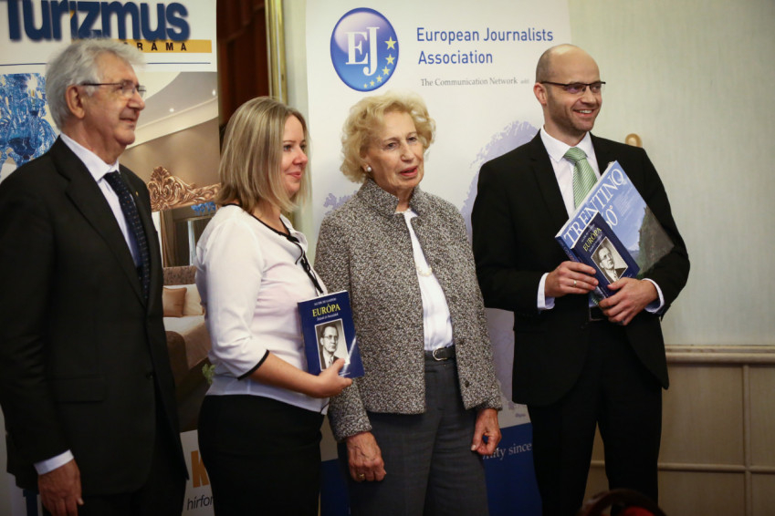 Paolo Magagnotti (b) elnök, Pehi Barbara (b2) alelnök, Maria Romana De Gasperi, Alcide De Gasperi néhai olasz miniszterelnök lánya (j2) és Radetzky András az Európai Újságírók Szövetségének (EJ) budapesti közgyűlésén 2015-ben.