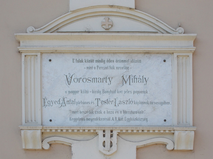 Vörösmarty Mihály emléktáblája a bonyhádi Szeplőtelen Fogantatás-plébánia épületén 
