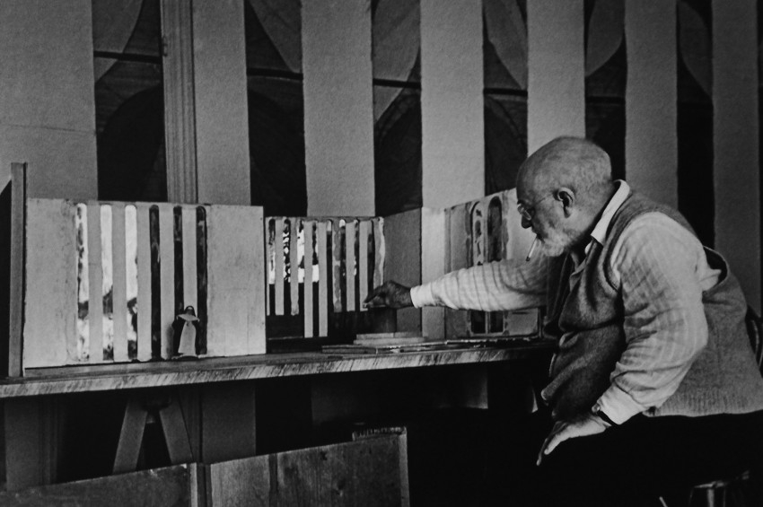 Matisse a vence-i Rózsfüzér-kápolna makettjén dolgozik
