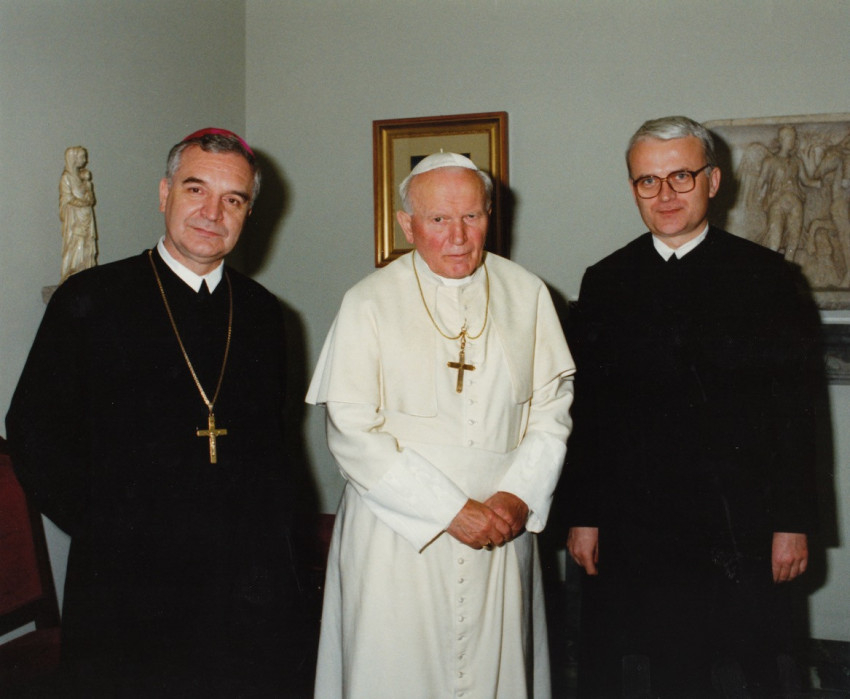 II. János Pál pápával, Várszegi Asztrik püspök, főapáttal 1996 áprilisában