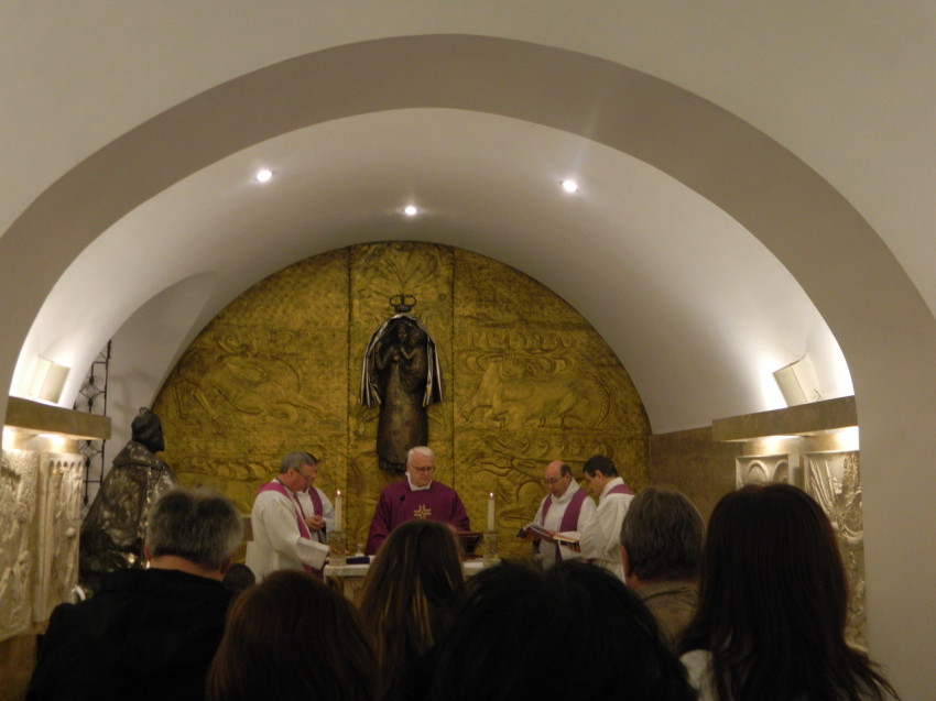 Somorjai Ádám OSB misézik a Szent Péter-bazilika magyar kápolnájában