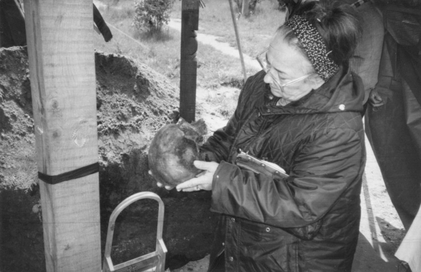 Az özvegy férje koponyájával