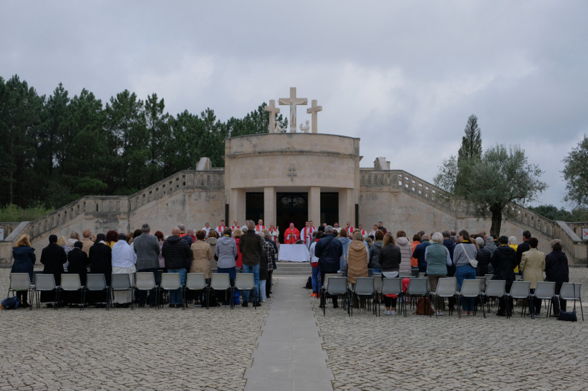A magyar keresztút utolsó stációinál található Szent István király-kápolnánál Palánki Ferenc püspök főcelebrálásával ünnepeltek a zarándokok szabadtéri szentmisét október 18-án.