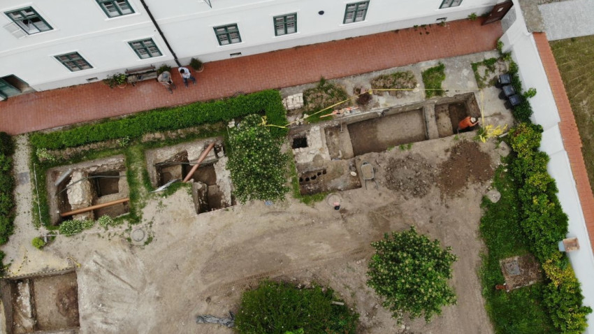 Az ásatási szelvények drónfelvétele a jelenlegi monostorépület déli oldalán