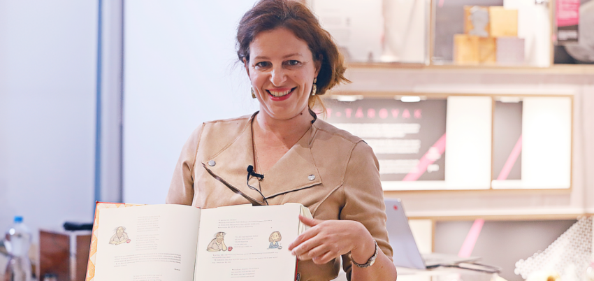 Harmath Artemisz a kötettel