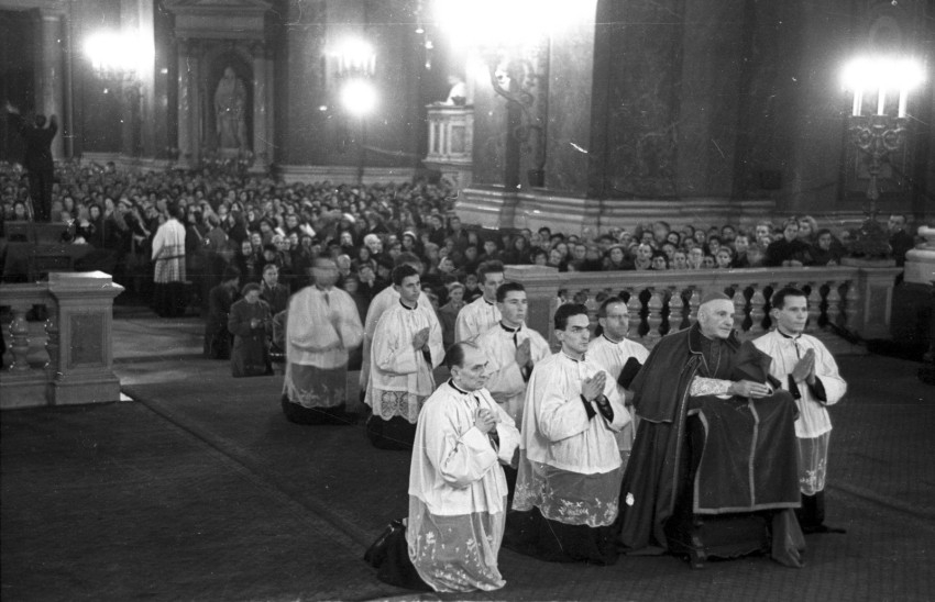 Szent Cecília ünnepe 1959-ben a budapesti Szent István-bazilikában. Előtérben az imazsámolyon Shvoy Lajos székesfehérvári megyéspüspök