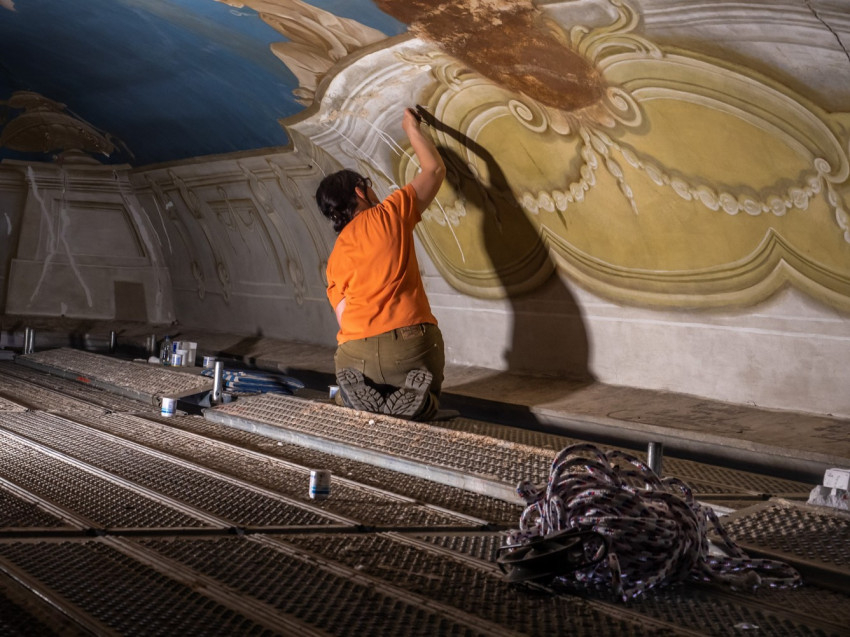 Falfestés restaurálása az érseki palotában