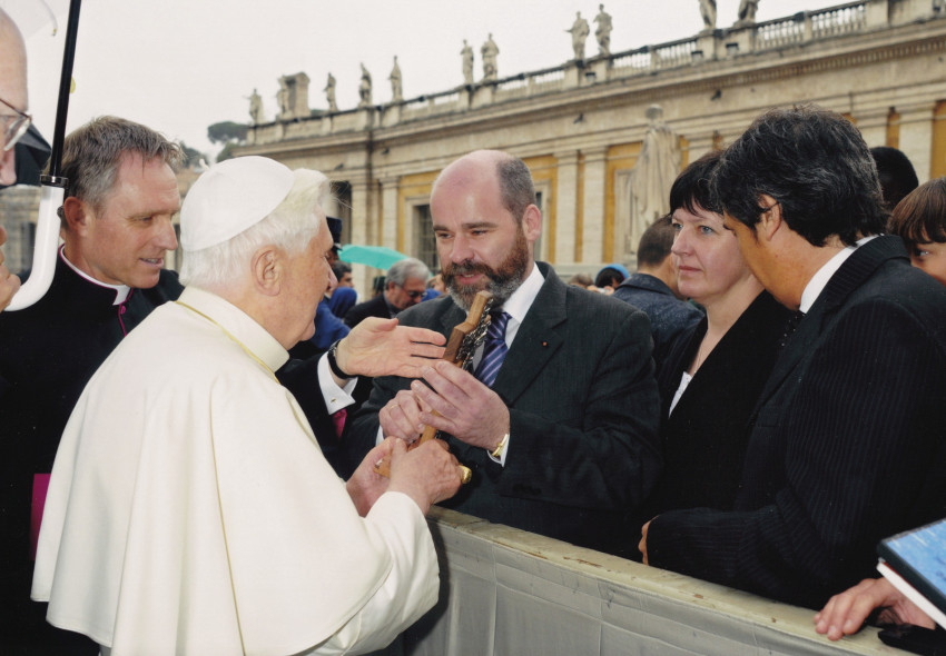 Ozsvári Csaba 2009 áprilisában egy schönstatti egységkeresztet ajándékoz XVI. Benedek pápának