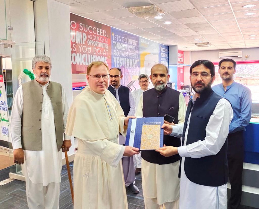 Qibla Ayaz-zal, a Pakisztáni Iszlám Vallási Tanács elnökével 