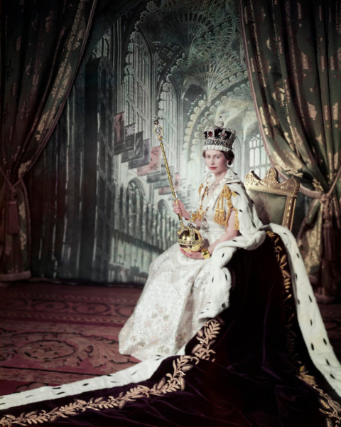 II. Erzsébet hivatalos koronázási portréja 