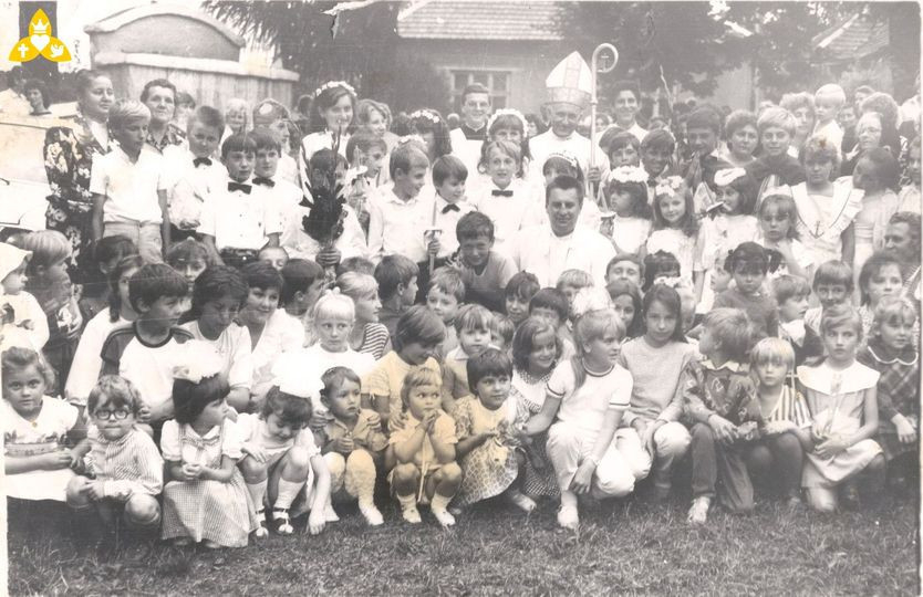 Első szentáldozás, 1990 (archív felvétel a nagybereznai Szentháromság plébániáról)