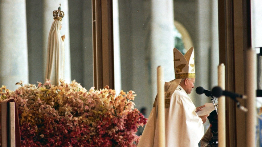 Szent II. János Pál pápa az ellene irányuló merénylet (1981. május 13.) első évfordulóján köszönetet mond a Fatimai Szűzanyának 
