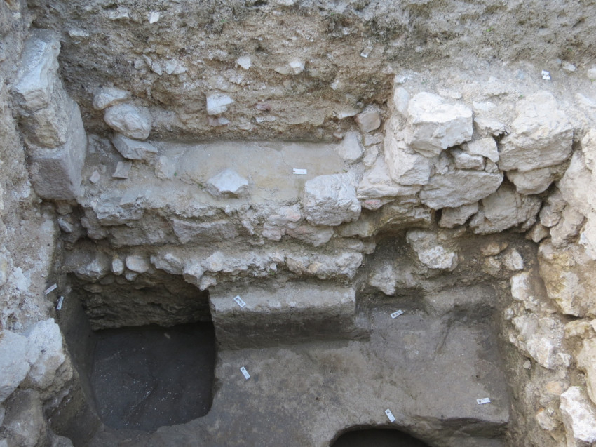 Az ajtónyílás a kibontást követően. Küszöbkő ugyan nem látszik, de szintje alól kerültek elő a legszilárdabb keltezési támpontok, valamint a kőfalakat megelőző középkori objektumok (Fotó: Ásónyomon)