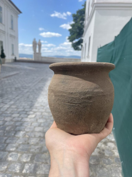 Egy teljesen ép, Árpád-kori fazék