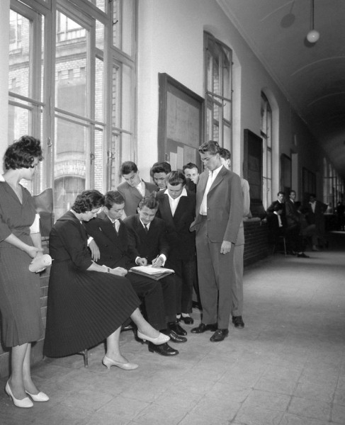 Órák közötti szünetben a Műegyetemen (1961) Forrás: Fortepan/Kotnyek Antal