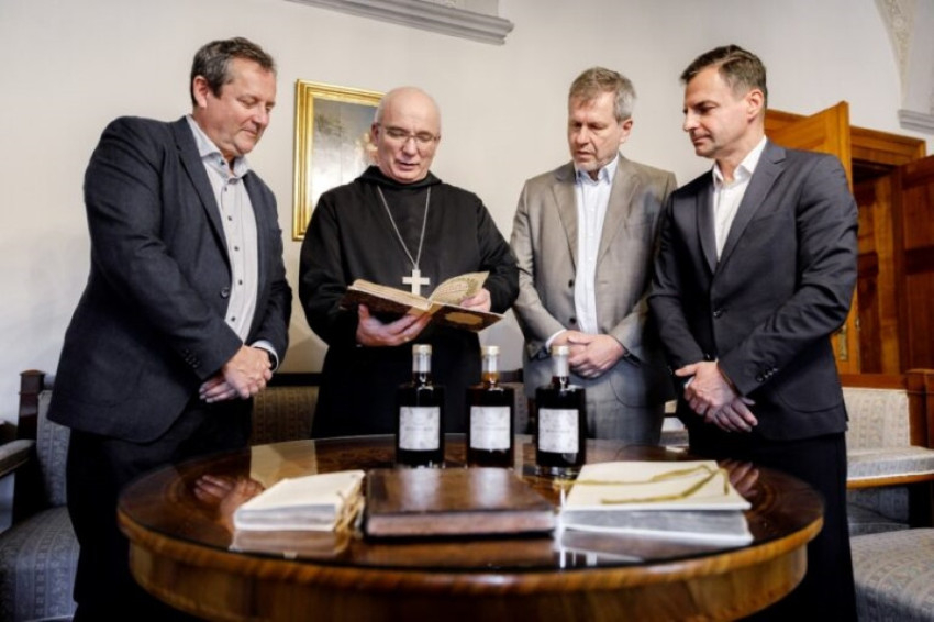 Vértes Tibor tulajdonos-főzőmester, Agárdi Pálinkafőzde; Hortobágyi T. Cirill főapát, Pannonhalmi Főapátság; Szabó László tulajdonos-ügyvezető, Agárdi Pálinkafőzde; Mészáros István vállalkozási és szolgáltatási igazgató, Pannonhalmi Főapátság (balról