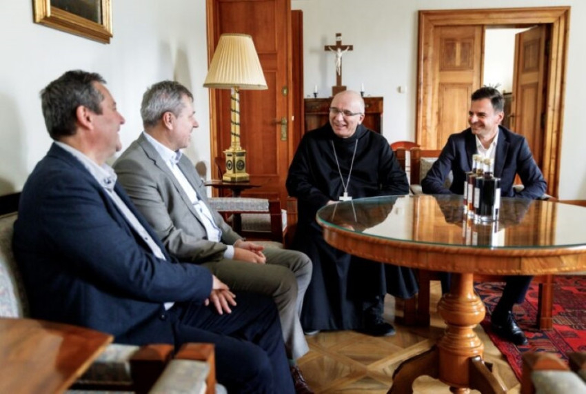 Vértes Tibor tulajdonos-főzőmester, Agárdi Pálinkafőzde; Szabó László tulajdonos-ügyvezető, Agárdi Pálinkafőzde; Hortobágyi T. Cirill főapát, Pannonhalmi Főapátság; Mészáros István vállalkozási és szolgáltatási igazgató, Pannonhalmi Főapátság (balról