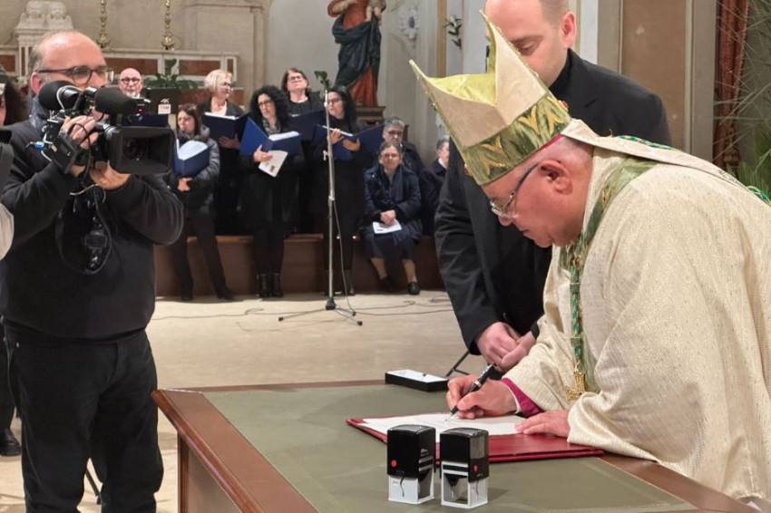 Vincenzo Orofino püspök aláírja az Antonietta Raco gyógyulásának csodáját elismerő okmányt