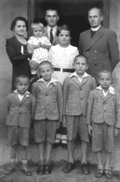 Nevelőszüleivel, Szabó Andrással és családjával