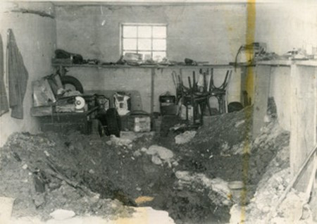 A garázsban talált sírgödör